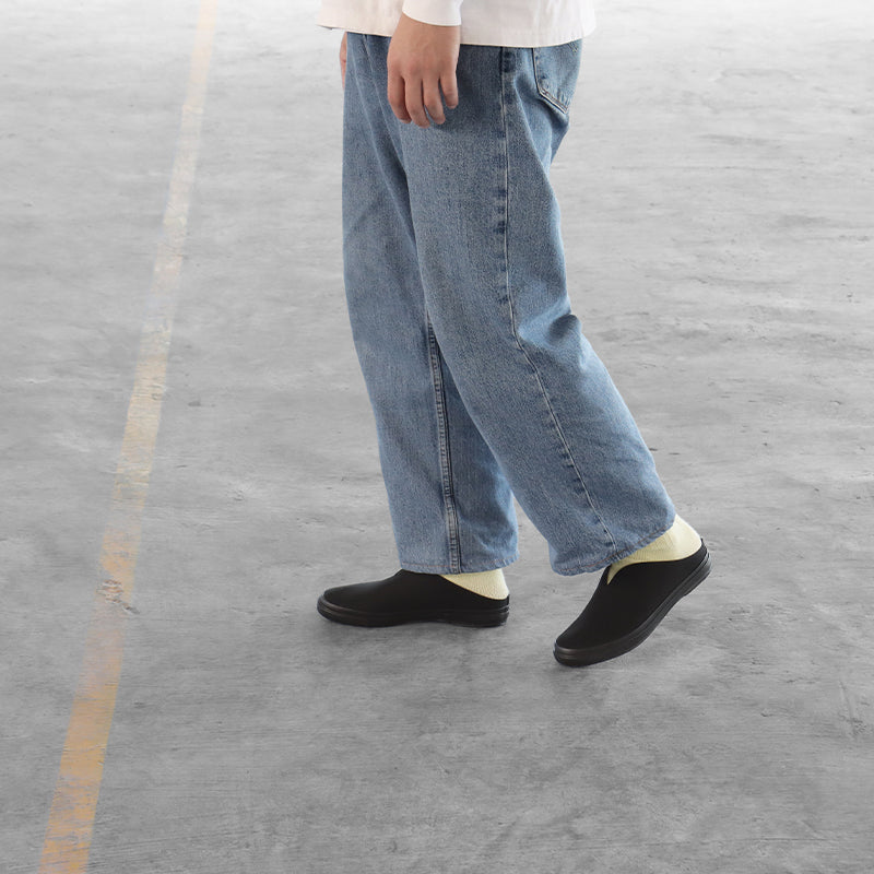 SLIT MULE BLACKMONO